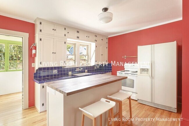 Building Photo - Charming Craftsman with AC and a Fenced Ba...