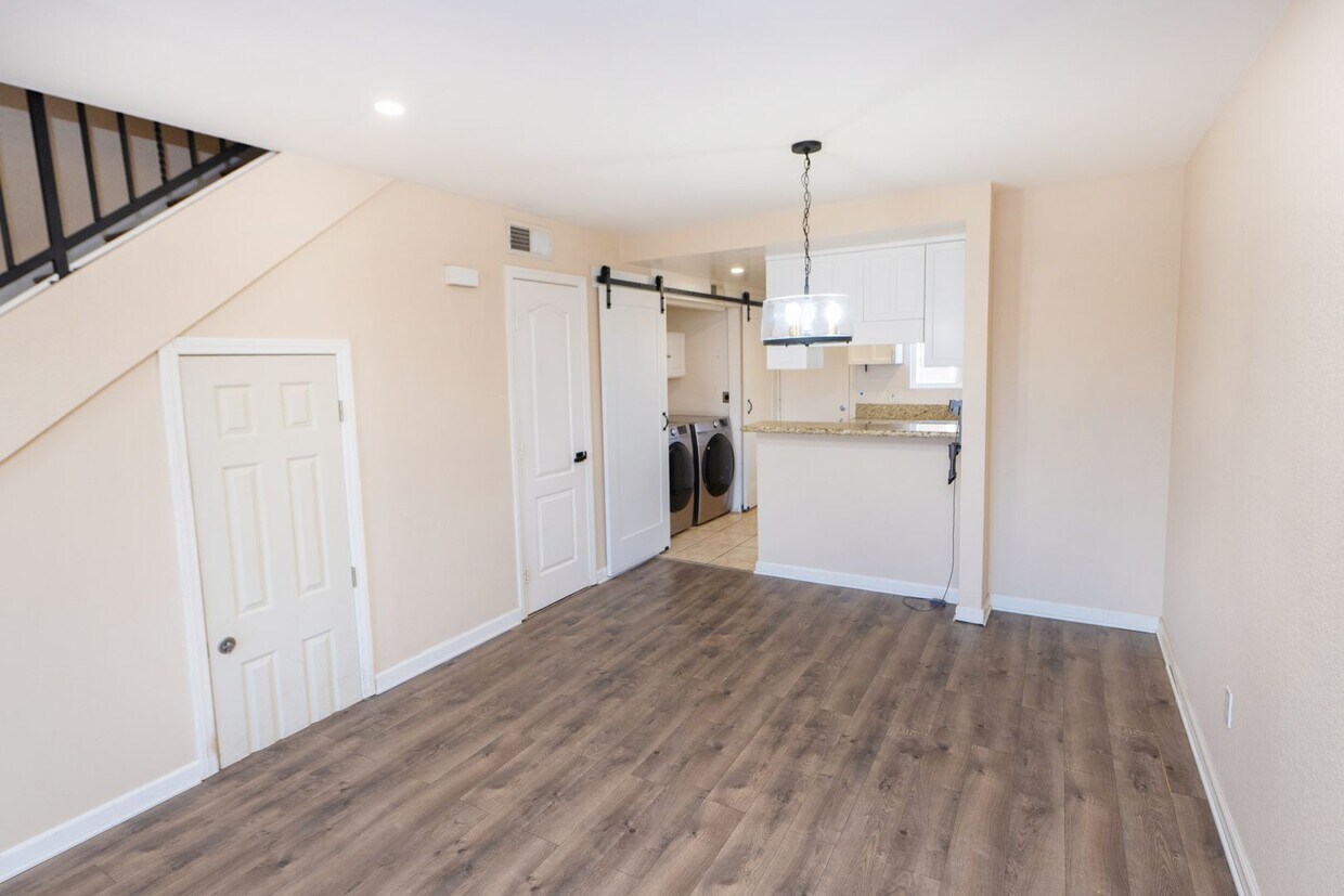 Foto principal - 2 Bedroom 1.5 Bath Available Now in El Cajon! AC/OFF STREET PARKING/IN UNIT LAUNDRY