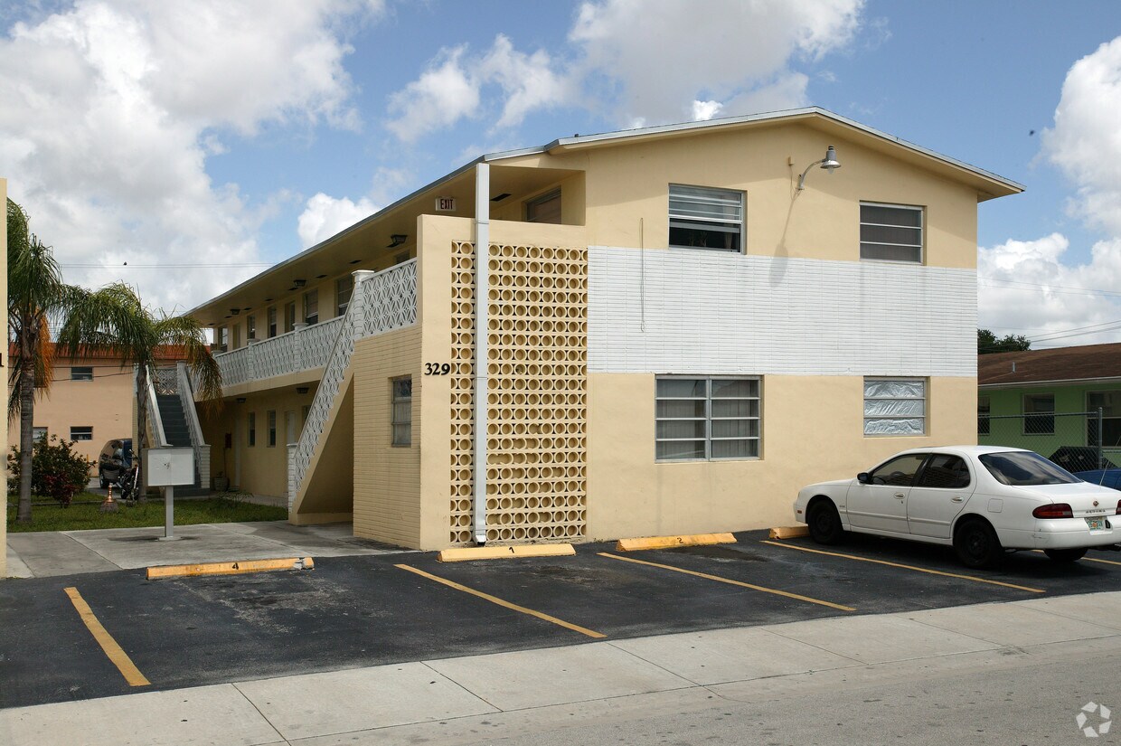 Foto del edificio - 329 W 19th St