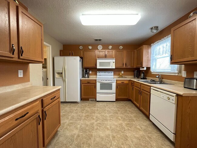 Building Photo - 3 Bedroom/2.5 bath Laurel Subdivision
