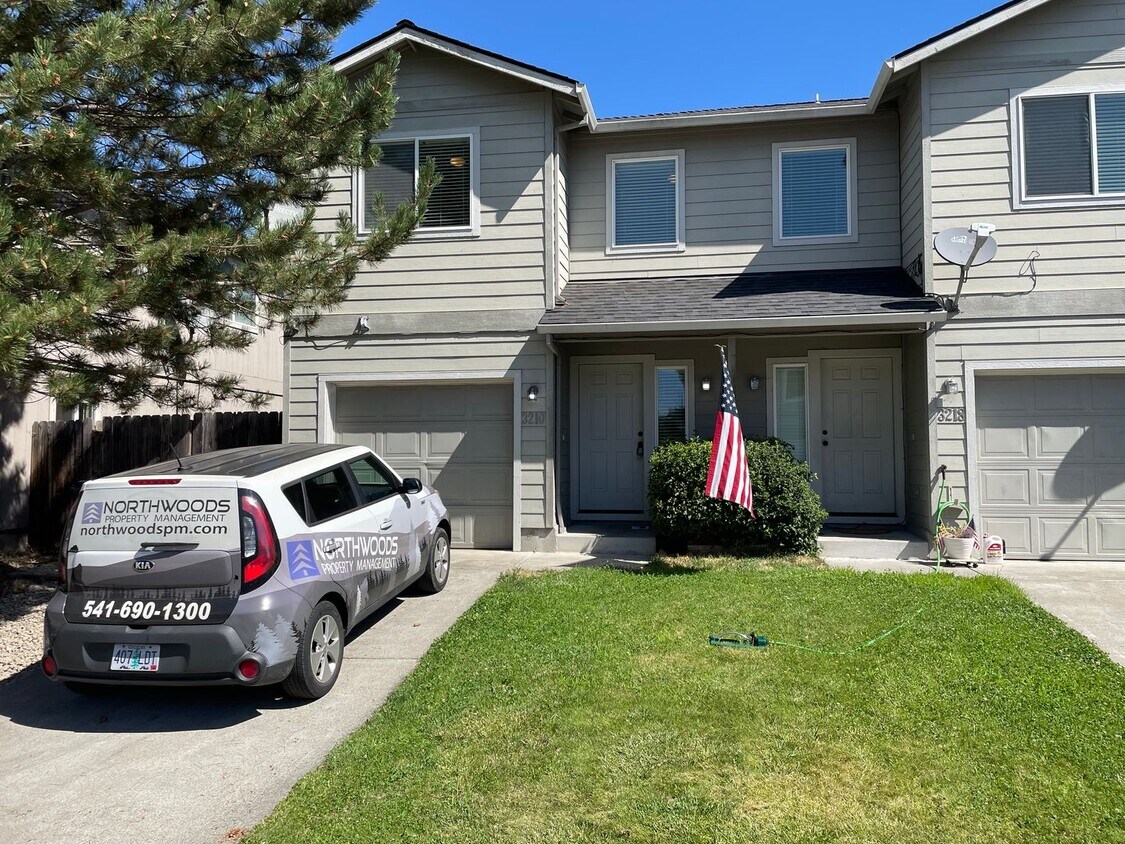 Primary Photo - Very Nice 3 Bedroom 2.5 Bathroom Condo