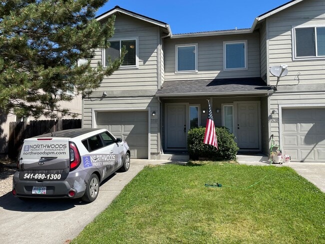 Building Photo - ***Holiday Move-In Special $500 Off First Months Rent*** Very Nice 3 Bedroom 2.5 Bathroom Townhom...