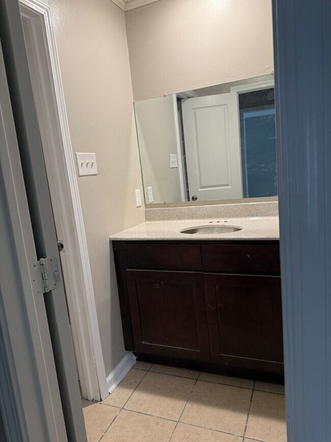 Foto del edificio - 2BR 1 Bath in Central.