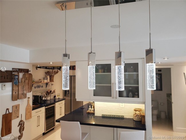 Building Photo - 6039 Collins Ave