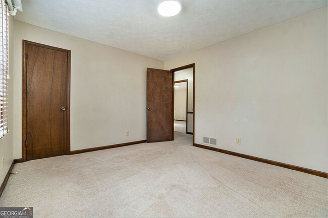 Foto del edificio - 1515 Basswood Ct SW