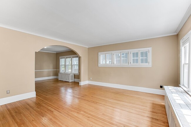 Spacious and well lit Living Room - 1003 Fairmount Ave