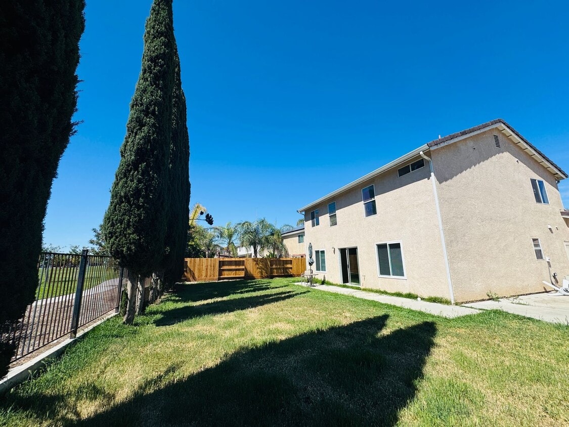 Building Photo - Coming soon! 4 Bedroom, 2.5 Bath Home For Rent