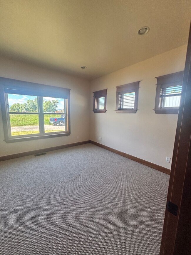 Building Photo - Beautiful 4B/3B home on acreage with mountain views