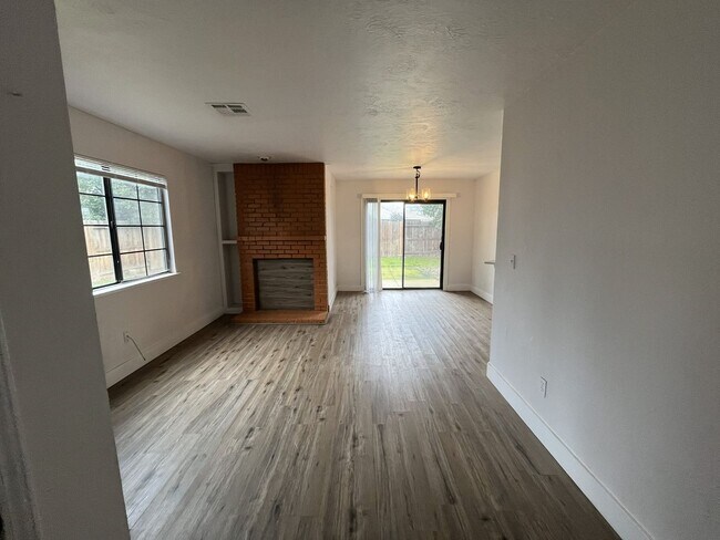 Building Photo - 3 bedroom, 3 bathroom home in the heart of Elk Grove