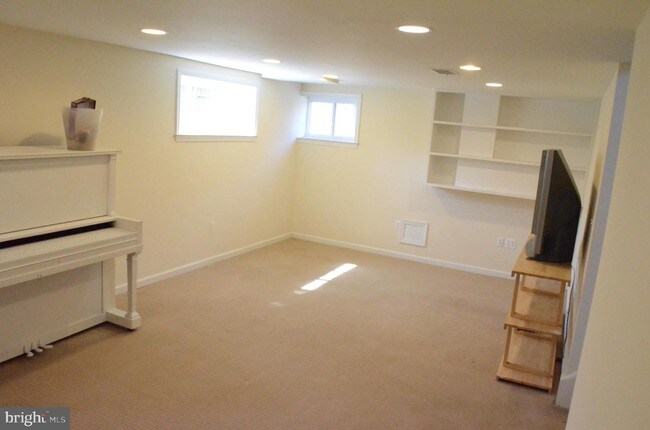 Building Photo - 1600 Tilton Dr