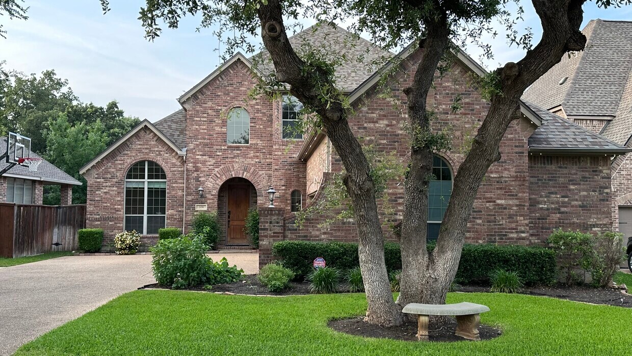 Primary Photo - 208 Angus Dr