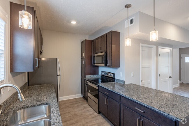 2BR, 2.5BA - 1,100SF - Kitchen - Golf Club Ln - 1625