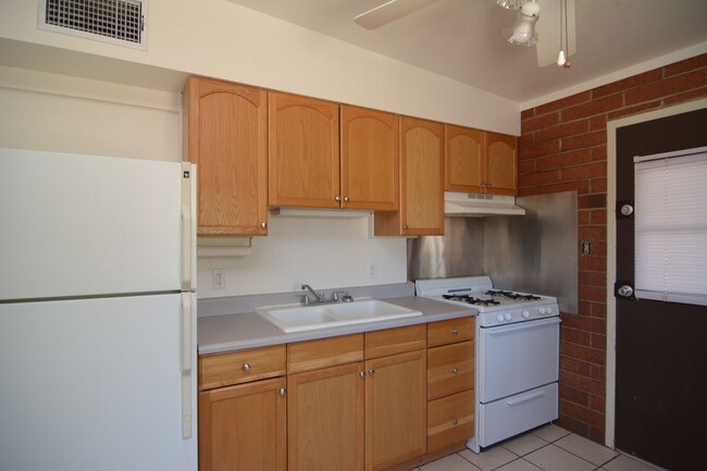 Building Photo - Charming 2 Bedroom 1 Bath Duplex! Great We...