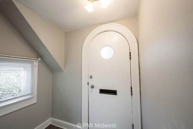 Foto del edificio - "Charming 3-Bedroom Haven with Spacious Living in Indianapolis – 2,190 Sq Ft of Comfort!"