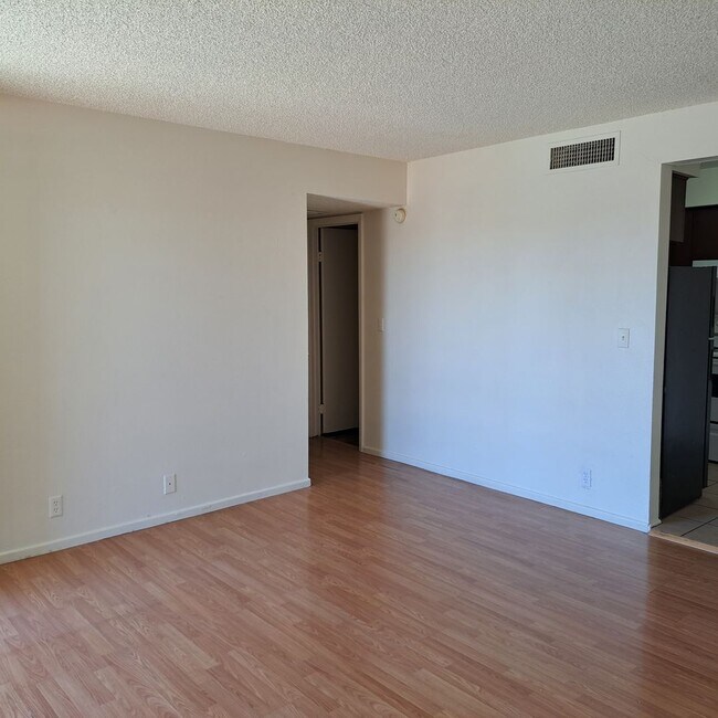 Foto del edificio - A Very Nice and Clean 2 Bedroom Condo Clos...
