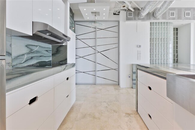 Foto del edificio - 1155 Brickell Bay Dr