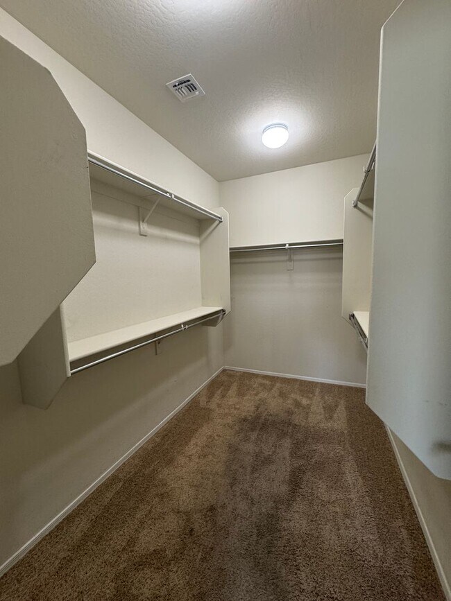 Foto del edificio - 3 BEDROOM + DEN IN PEORIA