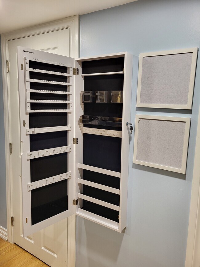 Votre propre organisateur de bijoux et votre coiffeuse de maquillage (non illustrés) facilitent la préparation ! - 1191 Pharmacy Av