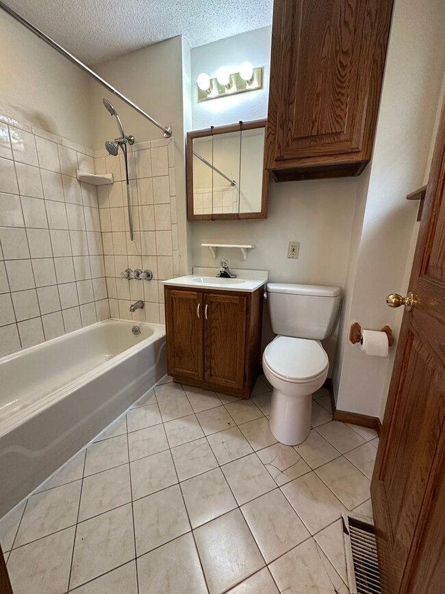 Building Photo - Edwards Street Duplex