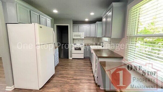 Foto del edificio - Stunning 3 bedroom, 2 bathroom duplex is L...