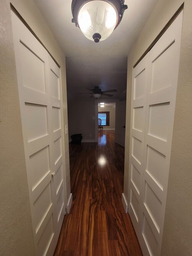 Building Photo - Large 3 bedroom 2 bath Home