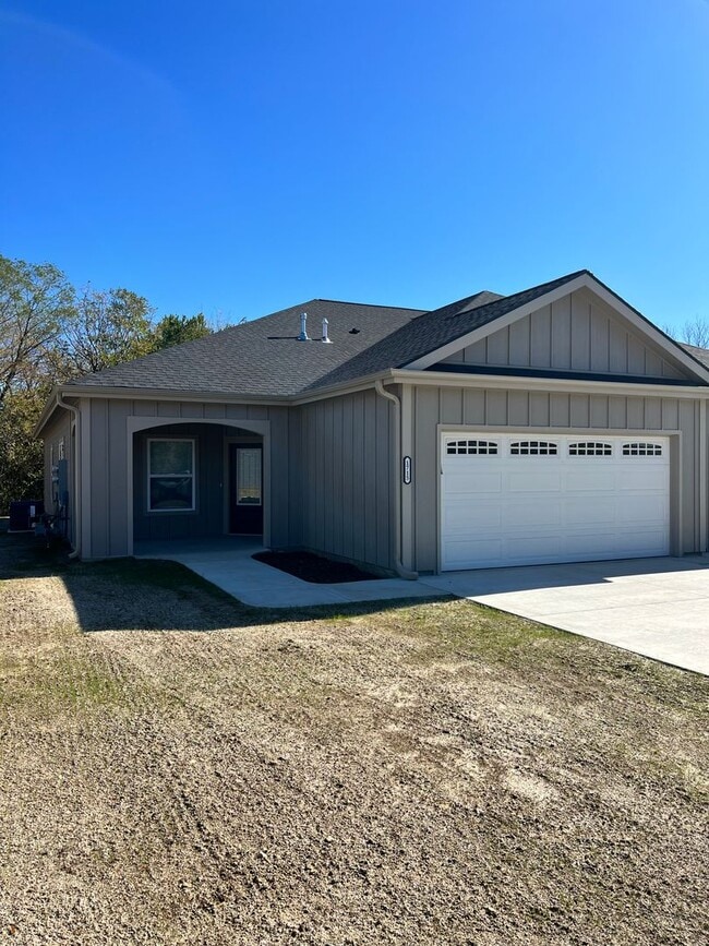 Building Photo - 1715 Kenneth Dr