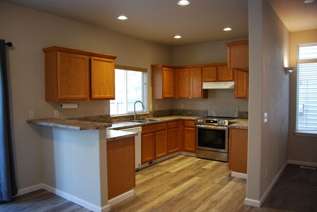 Building Photo - Modern 3 Bed 2.5 Bath Home in Sifton with ...