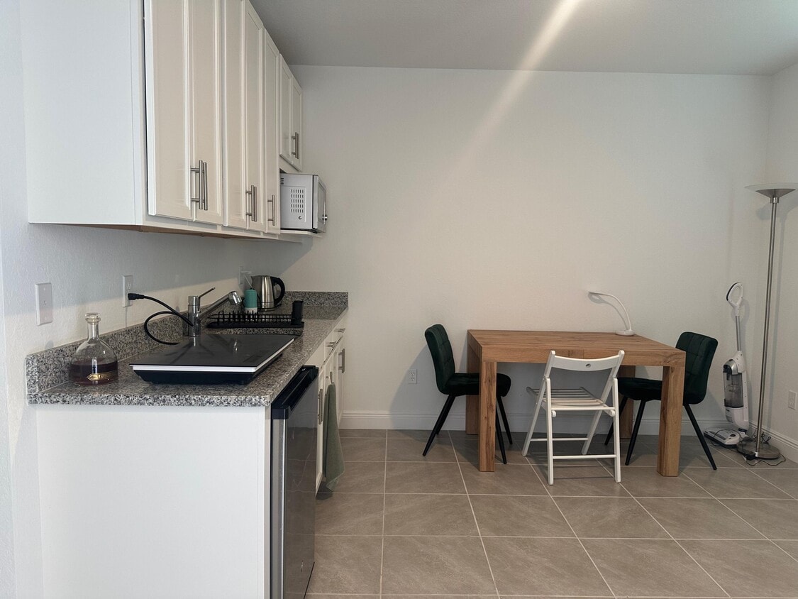 Foto principal - 467 SW Jeanne Ave