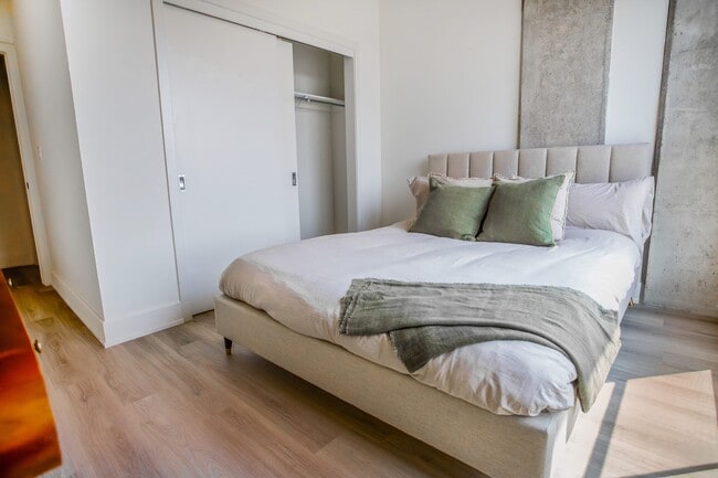 Building Photo - Jade Apartments