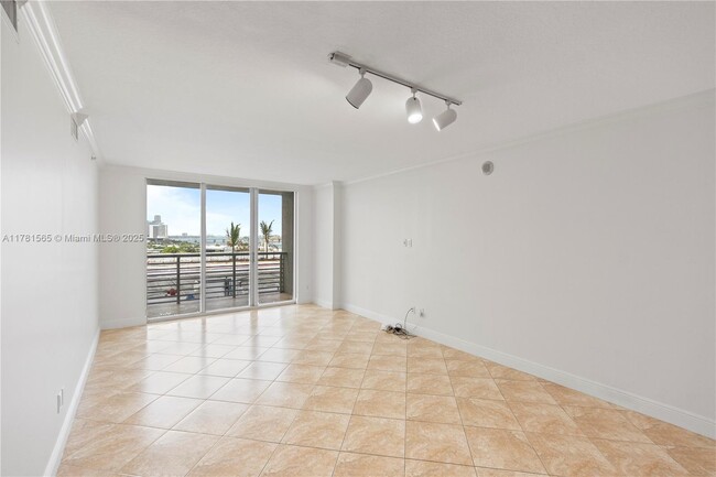 Building Photo - 325 S Biscayne Blvd