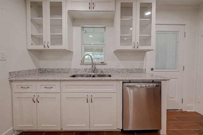 Foto del edificio - 5703 Belmark St