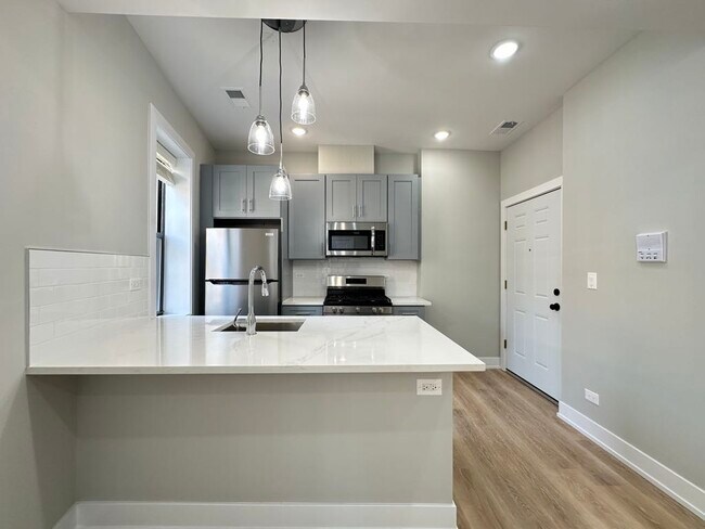 Building Photo - 429 W Belden Ave