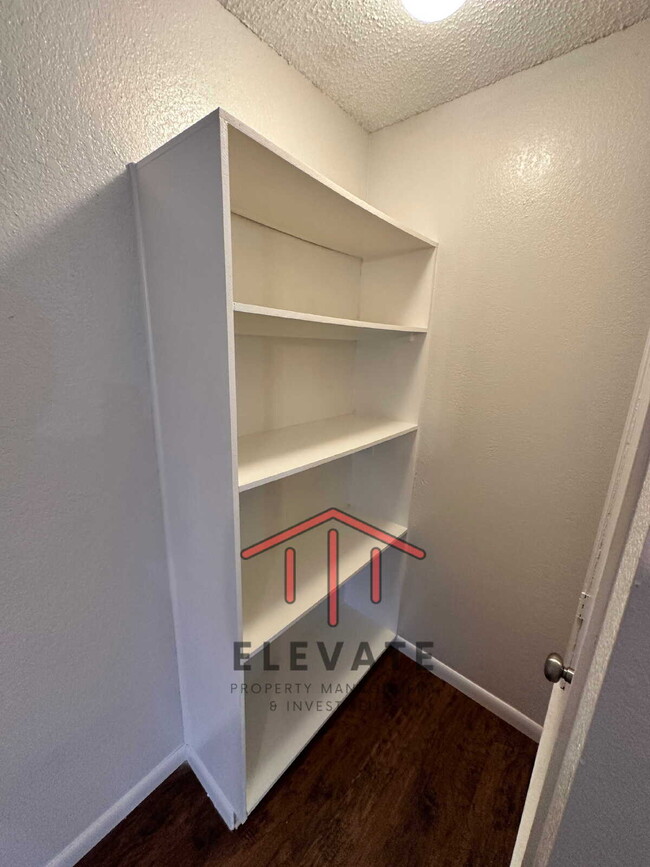 Foto del edificio - "Charming 3-Bedroom Townhouse Oasis with 2...