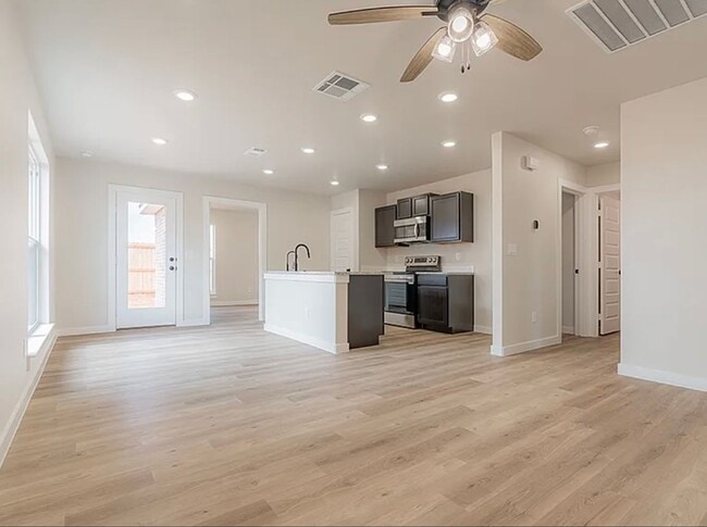 Building Photo - 3 bed 2 bath now available in Frenship west