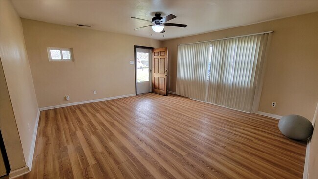 Foto del edificio - 4204 Beauty Ln