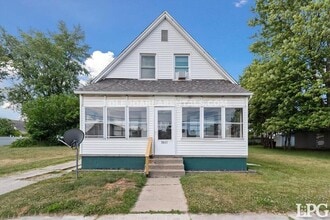 Building Photo - 3843 Peru St