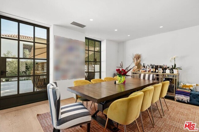 Foto del edificio - 546 N McCadden Pl