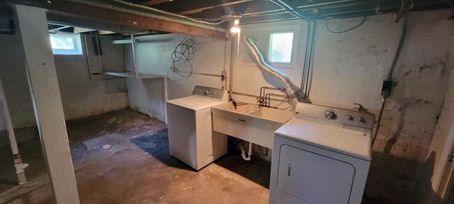 Building Photo - AVAILABLE AUGUST - 2 Bed, 1 Bath With Secl...