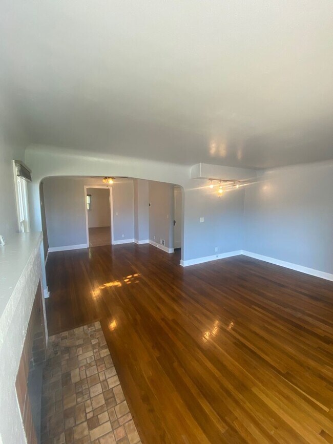 Building Photo - 5 bed 2.5 bath home