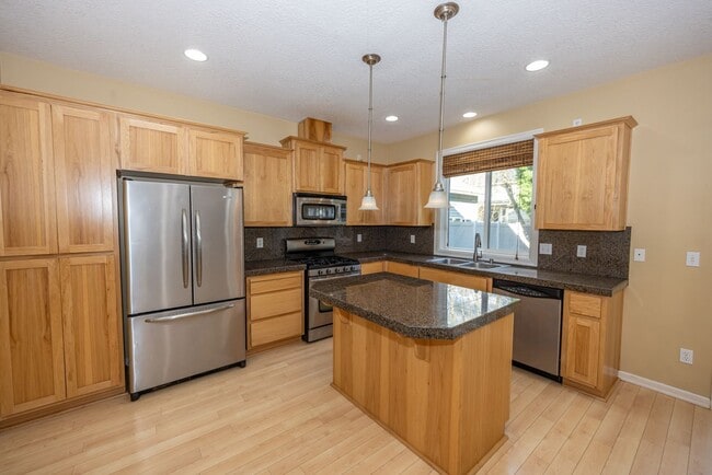 Building Photo - 3 bedr + Bonus room home in Battle Ground w/ AC