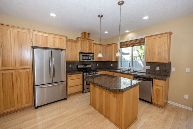 Foto del edificio - 3 bedr + Bonus room home in Battle Ground w/ AC