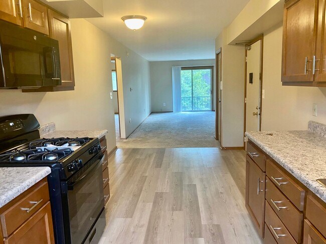 Building Photo - Cozy 2 Bedroom, 1 Bath Apartment with Balcony - Welcome Home!