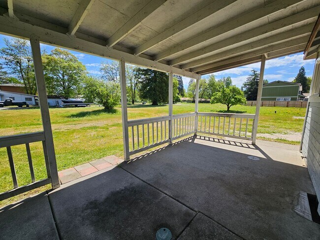 Building Photo - Charming 2 Bed, 1 Bath with Large Bonus Ar...