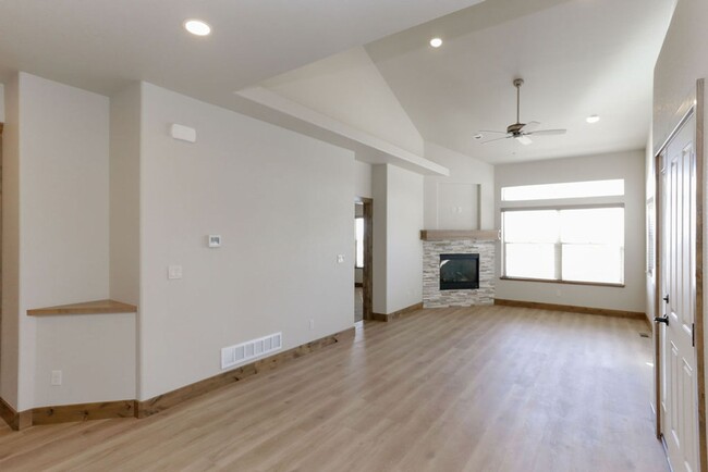 Building Photo - 2 Bedroom with Study in Seven Lakes