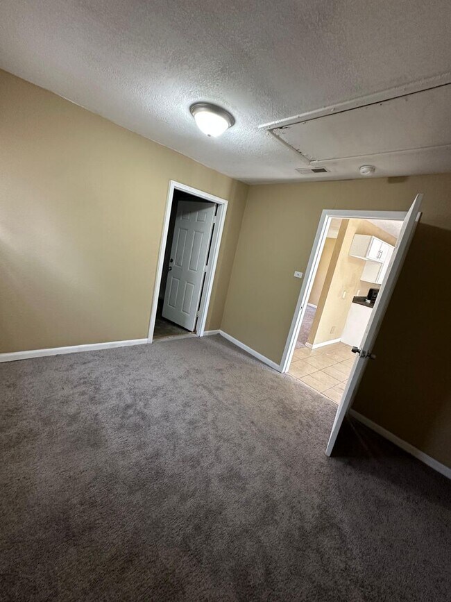 Foto del edificio - 4 bedroom 1 bath