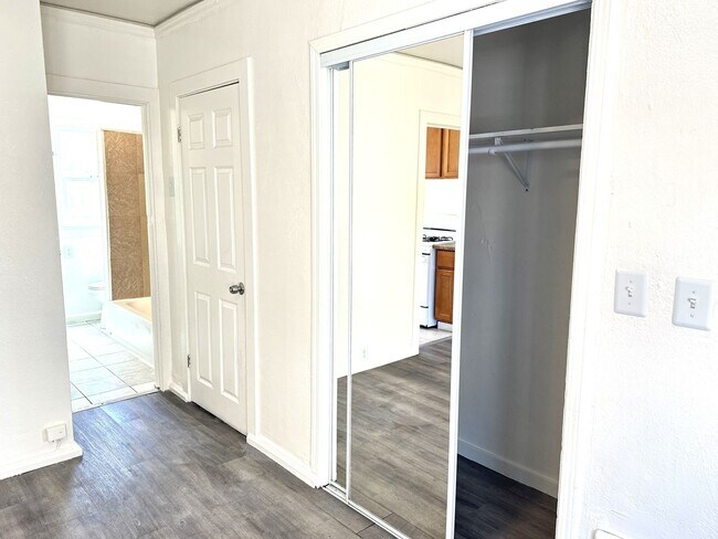 Building Photo - 2648