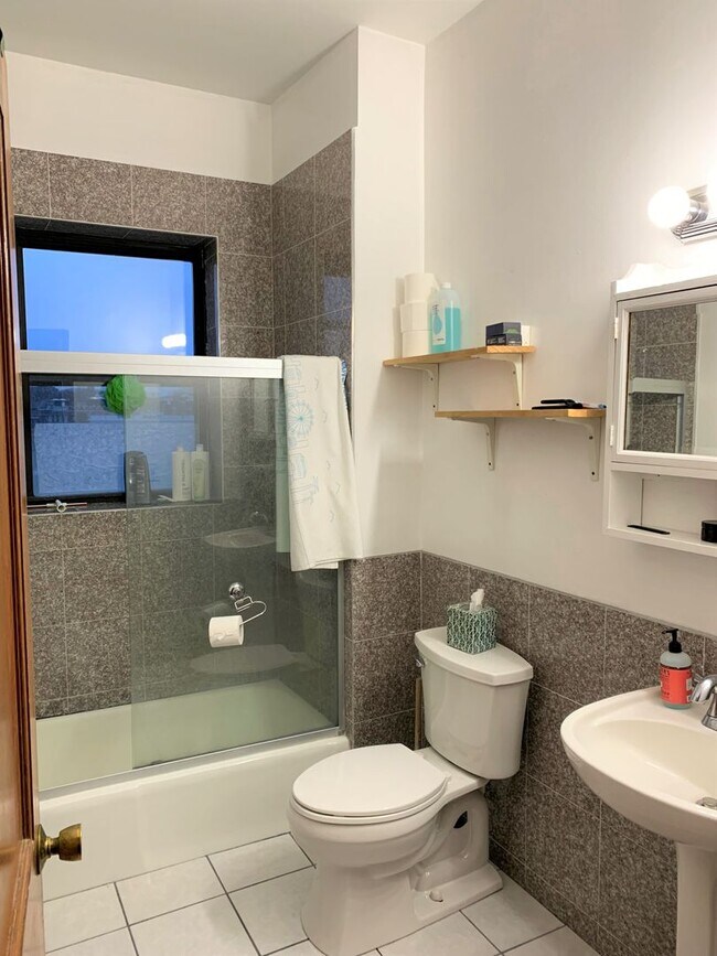 Building Photo - A must-see sun-splashing condominium unit ...