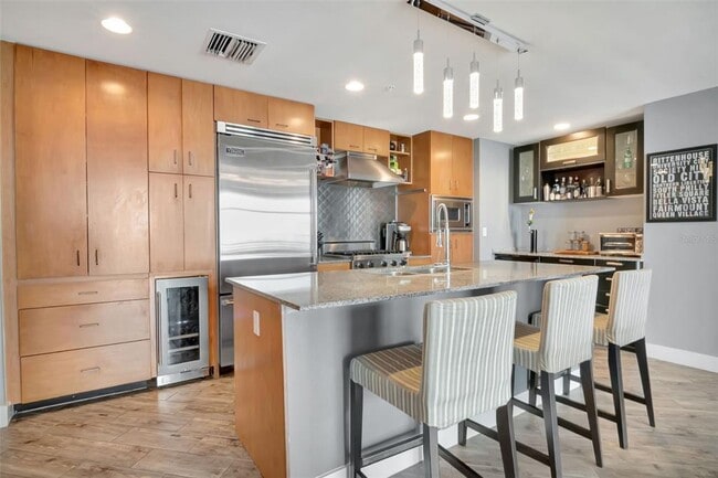 Building Photo - 1120 E Kennedy Blvd