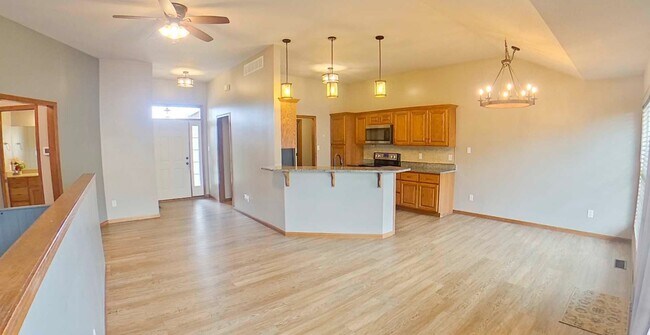 Foto del edificio - Fenced In Yard + Patio + Pet Friendly + St...