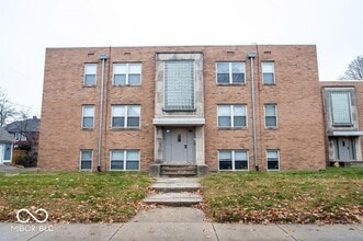 Building Photo - 140 E 19th St